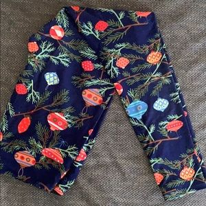 EUC TC LLR Christmas leggings